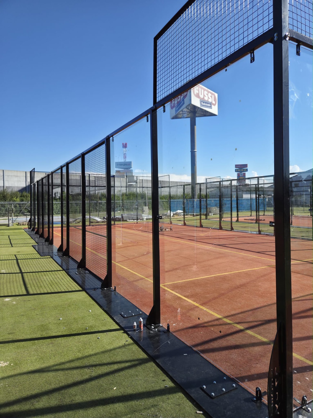 Nahaufnahme der gehärteten Glaswand eines fertigen Padel-Courts